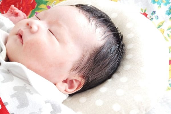 眠る赤ちゃん